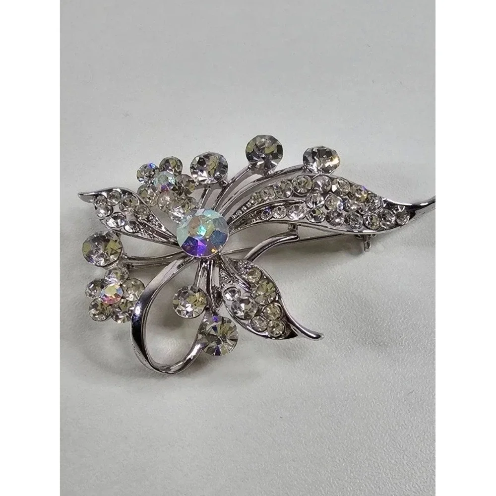 ZYN Silver Tone Rhinestone Floral‎ Brooch Pin Sparkling Crystal Flower